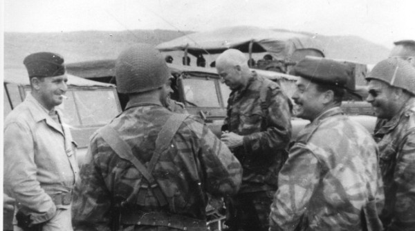 Sur la route de SOUKIES 27 mai 1958 (x) de dos (x) commandant GERAUD,commandant LAUPIES,lieutenant CHESNEL,capitaine NECTOUX"