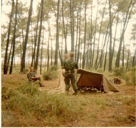 Bivouac dans les pins Les Sergents DULION,LELEU,COPIN montent leurs tentes "