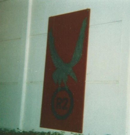  Le logo de ROUGE 2 peint sur le bâtiment section du Camp d' IDRON Comme il se doit l' aigle déploie ses ailes sur fond rouge