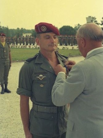 Le Colonel (ER) ALLARD Président de l' Amicale des Anciens du 1°RCP remet la Croix d' Officier de l' Ordre National du Mérite au Lieutenant Colonel (ER) Michel de FRITSCH 