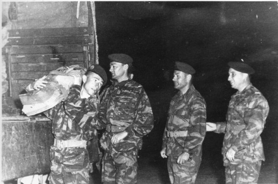 "Aout 1958 Perception des parachutes lieutenant TESSIER,Adjudant LEMASLE (x)(x) "