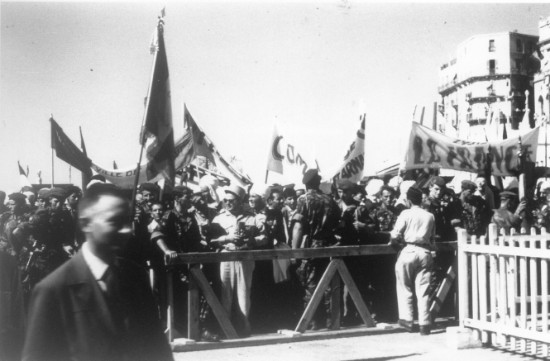 " 03 Octobre 1958 à CONSTANTINE Le 18° RCP assure le maintien de l'ordre lors de la visite du Général de GAULLE"