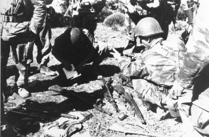 "4 avril 1959 Le Lieutenant GIROLLET regroupe les armes récupérées dans le DJEBEL CHAFEZ"