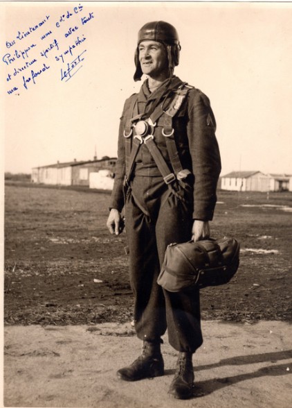 .Le Sergent Chef porte un ensemble blouson pantalon en drap modèle 1945 Français 
