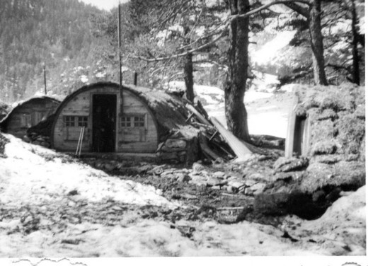  Le Camp de PONT d' ESPAGNE est construit sur un petit plateau boisé au pied d'un site d' escalade