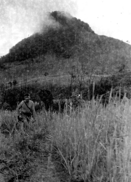Le Lieutenant Roger PHILIPPON sur une petite piste au milieu des herbes à éléphant