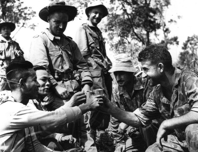    " Belle photo de fraternité d' arme entre Officiers Français et Officiers Laotiens du 1° PARA LAO. Qui a t il dans les quarts ? Il est probable que nous ne le saurons jamais "  