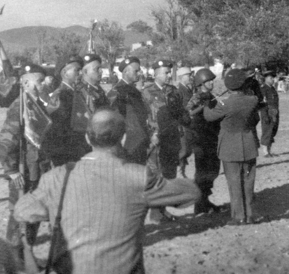  Le 11 Novembre 1956  à BATNA lors d'une cérémonie présidée par Le Général SAUVAGNAC le Lieutenant Colonel BUCHOUD remet aux commandants de compagnie leur Fanion