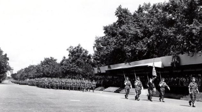 Le 9°RCP ouvre le Défilé de la 25 ° D.P. chef de corps ,Drapeau et sa Garde ,Compagnie de Marche derrière le Capitaine Roger PHILIPPON
