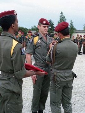  Le Chef de Corps décore trois Chasseurs Parachutistes de la Médaille de la Défense Nationale