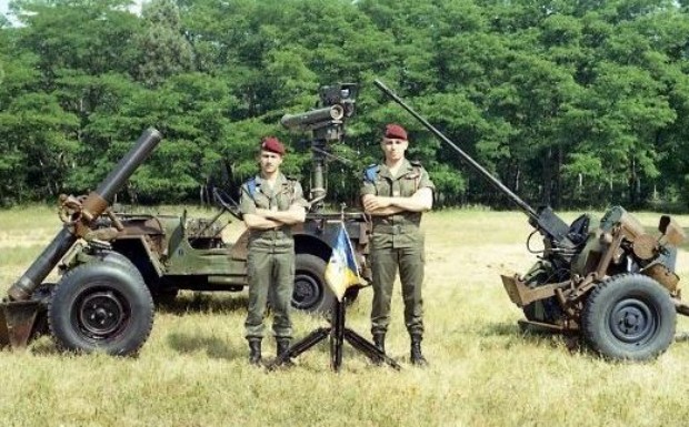 une jeep Milan missile anti char Le Fanion est celui créé en ALGERIE avec la devise NE PAS SUBIR"  Voir à ce sujet Fanions du 1° RCP sur ce même site.